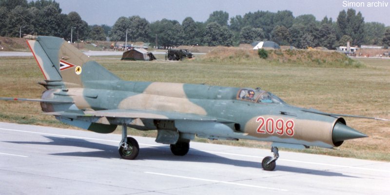 Kép a Mikojan-Gurjevics MiG-21 típusú, 2098 oldalszámú gépről.