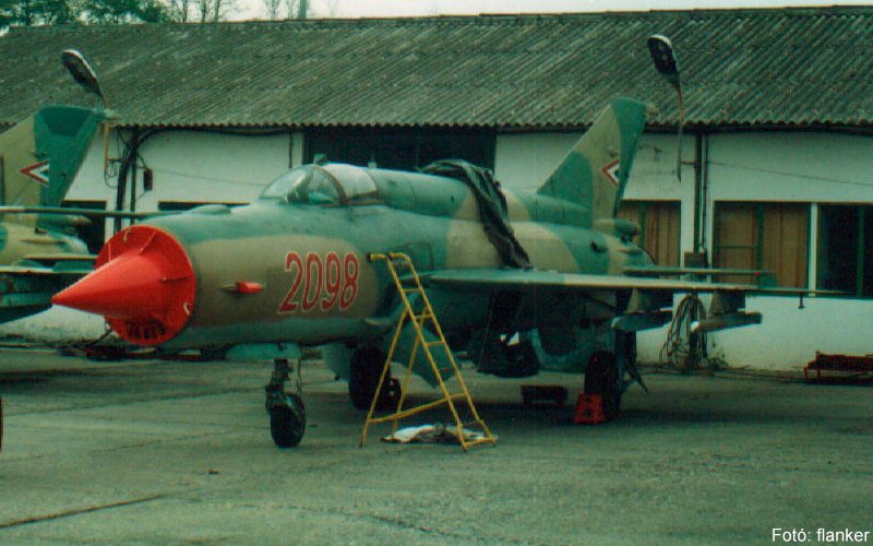 Kép a Mikojan-Gurjevics MiG-21 típusú, 2098 oldalszámú gépről.