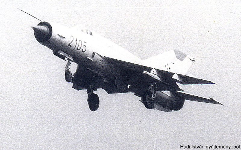 Kép a Mikojan-Gurjevics MiG-21 típusú, 2105 oldalszámú gépről.