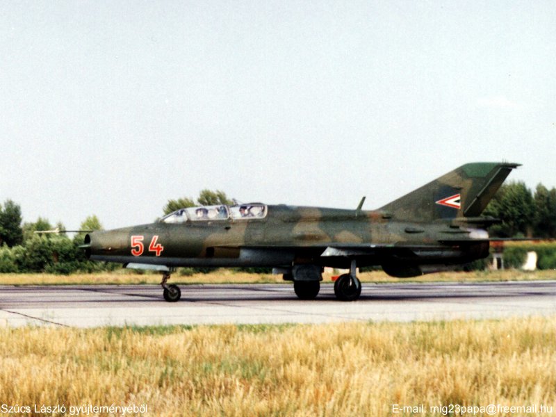 Kép a Mikojan-Gurjevics MiG-21 típusú, 54 oldalszámú gépről.