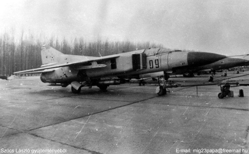 Kép a Mikojan-Gurjevics MiG-23 típusú, 09 oldalszámú gépről.