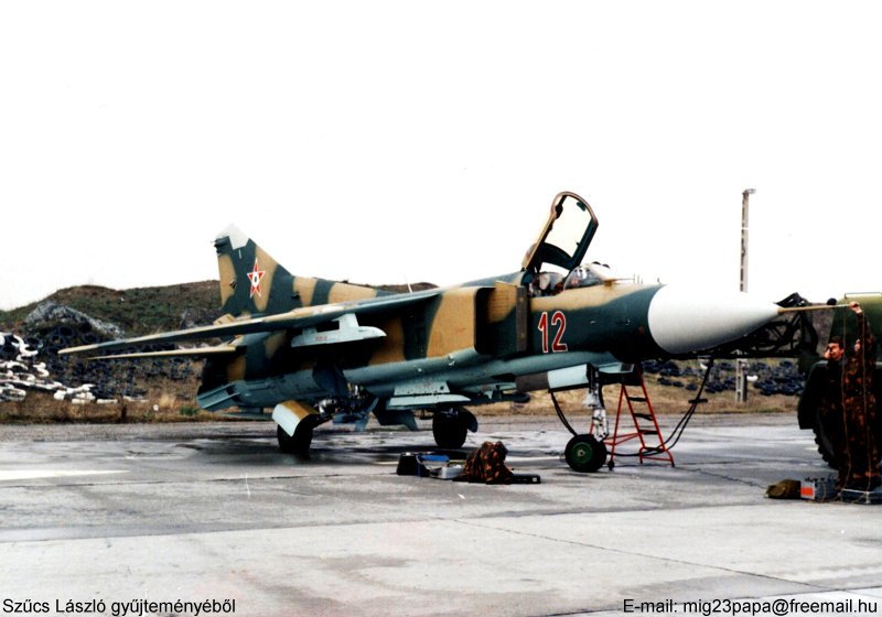 Kép a Mikojan-Gurjevics MiG-23 típusú, 12 oldalszámú gépről.