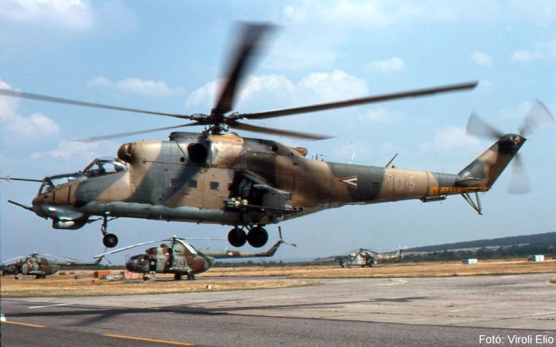 Kép a Mil Mi-24 típusú, 104 (2) oldalszámú gépről.