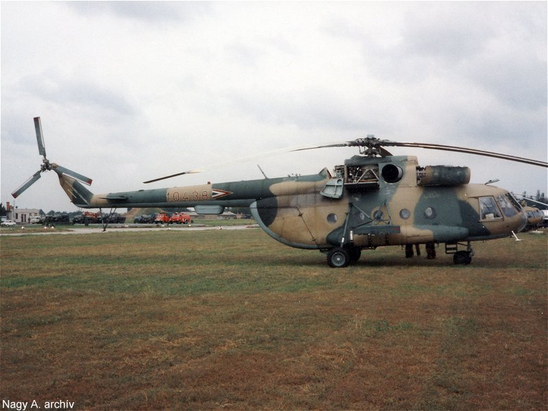Kép a Mil Mi-8 típusú, 10438 oldalszámú gépről.